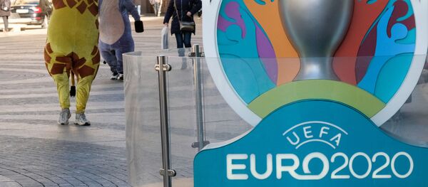 Логотип чемпионата Европы по футболу 2020, установленный в Санкт-Петербурге. - 俄罗斯卫星通讯社
