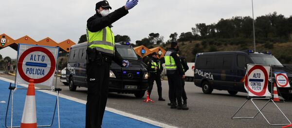 Сотрудники пограничной полиции во время проверки въезжающих в Испанию из Франции Сотрудники пограничной полиции во время проверки въезжающих в Испанию из Франции - 俄羅斯衛星通訊社