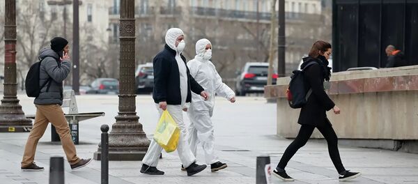 Люди в защитных костюмах в Париже - 俄罗斯卫星通讯社
