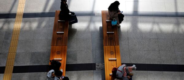 Пассажиры сидят на расстоянии на вокзале в Южной Корее  - 俄罗斯卫星通讯社