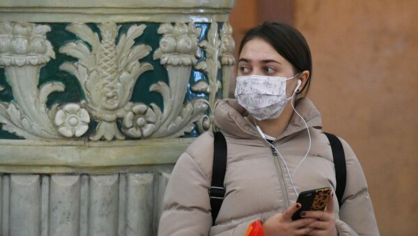 Девушка в медицинской маске на одной из станций Московского метрополитена - 俄羅斯衛星通訊社
