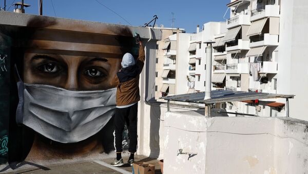 Греческий художник S.F. рисует граффити на тему коронавируса в Афинах - 俄羅斯衛星通訊社
