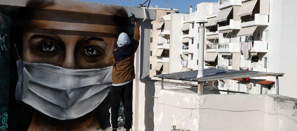 Греческий художник S.F. рисует граффити на тему коронавируса в Афинах - 俄罗斯卫星通讯社