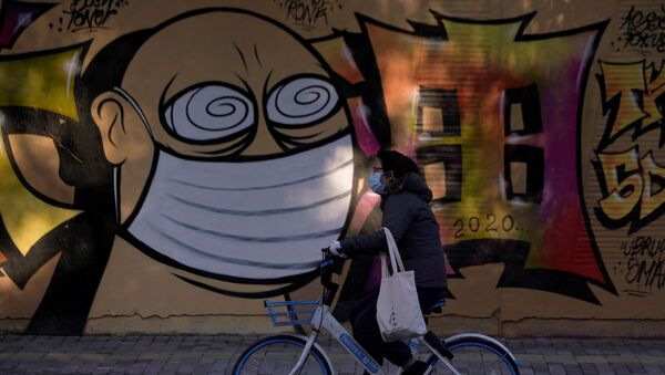 Женщина в защитной маске на фоне граффити в Шанхае - 俄罗斯卫星通讯社
