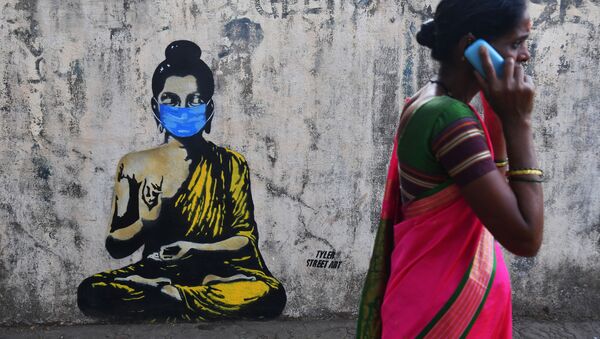 Будда в защитной маске на граффити в Мумбае - 俄罗斯卫星通讯社