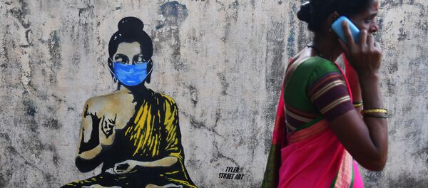 Будда в защитной маске на граффити в Мумбае - 俄羅斯衛星通訊社