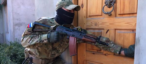 Сотрудники ФСБ РФ во время обыска - 俄羅斯衛星通訊社