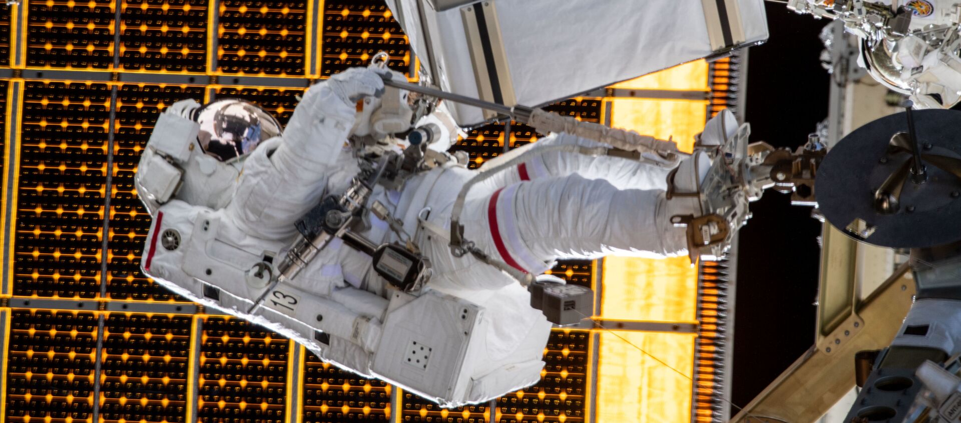 Астронавт НАСА Меир Джессика во время выхода в открытый космос  - 俄罗斯卫星通讯社, 1920, 04.10.2021