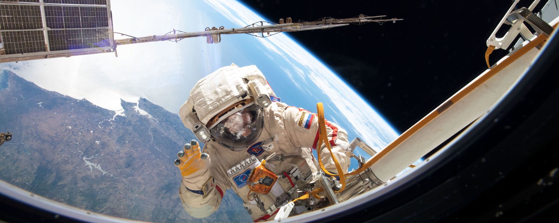 Российский космонавт во время выхода в открытый космос - 俄羅斯衛星通訊社, 1920, 10.09.2021