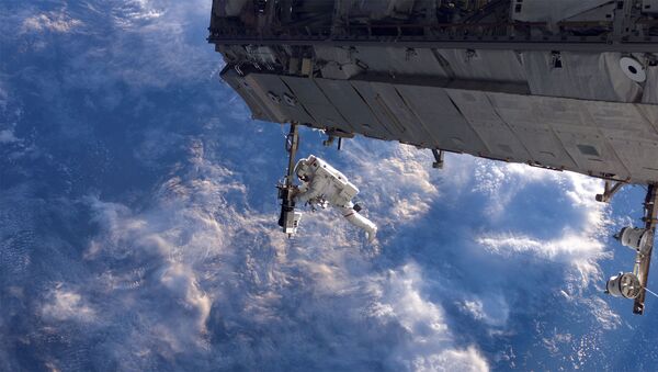 Американский астронавт Роберт Ли Кербим во время выхода в открытый космос  - 俄羅斯衛星通訊社