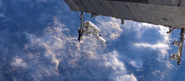 Американский астронавт Роберт Ли Кербим во время выхода в открытый космос  - 俄羅斯衛星通訊社