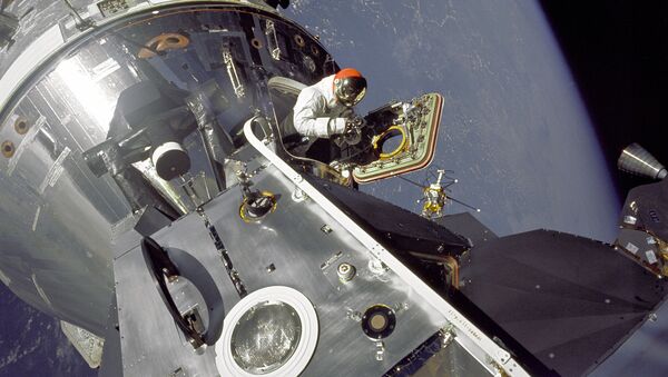 Американский астронавт Дэвид Скотт в открытом космосе  - 俄罗斯卫星通讯社