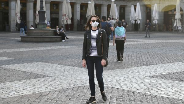 Девушка в защитной маске на площади Пласа-Майор в центре Мадрида. - 俄罗斯卫星通讯社