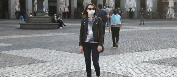 Девушка в защитной маске на площади Пласа-Майор в центре Мадрида. Девушка в защитной маске на площади Пласа-Майор в центре Мадрида. - 俄羅斯衛星通訊社