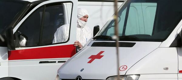 Водитель скорой медицинской помощи возле больницы для пациентов с подозрением на коронавирус в Коммунарке - 俄罗斯卫星通讯社