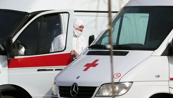 Водитель скорой медицинской помощи возле больницы для пациентов с подозрением на коронавирус в Коммунарке - 俄罗斯卫星通讯社