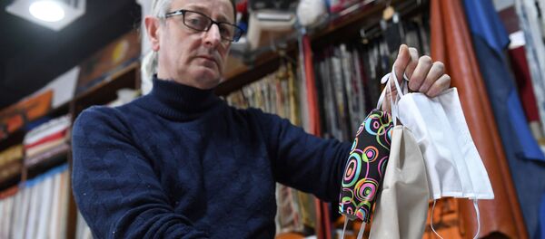 Житель Гроссето показывает самодельные защитные маски Житель Гроссето показывает самодельные защитные маски - 俄罗斯卫星通讯社