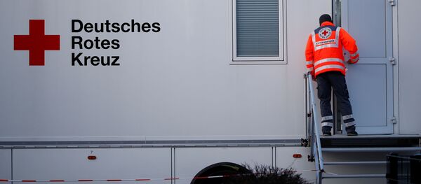 Cотрудник Красного креста у передвижного медицинского комплекса - 俄罗斯卫星通讯社