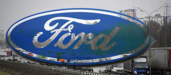Логотип Ford на окне автосалона Москвы - 俄罗斯卫星通讯社