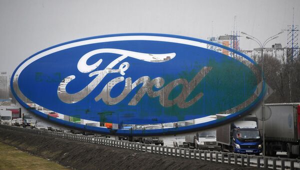 Логотип Ford на окне автосалона Москвы - 俄羅斯衛星通訊社