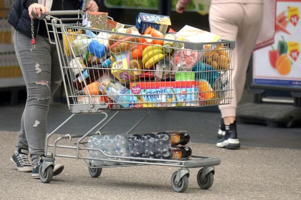 奧地利超市裡推著滿滿一購物車食品的顧客。 - 俄羅斯衛星通訊社