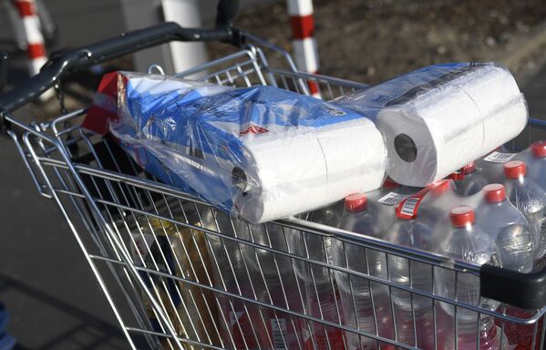 德國多特蒙德超市顧客購物車中的衛生紙。 - 俄羅斯衛星通訊社