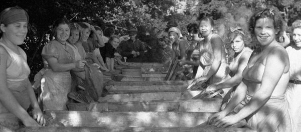 Женщины стирают армейскую форму и белье - 俄罗斯卫星通讯社