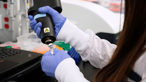 Ученый из компании RNA во время разработки вакцины против коронавируса COVID-19 в Сан-Диего, Калифорния - 俄罗斯卫星通讯社