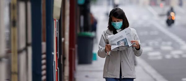 Женщина во Франции в защитной маске - 俄罗斯卫星通讯社