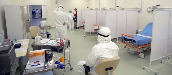 Сотрудники скорой помощи в защитных костюмах в медицинском стационаре на территории больничного комплекса в Коммунарке - 俄罗斯卫星通讯社