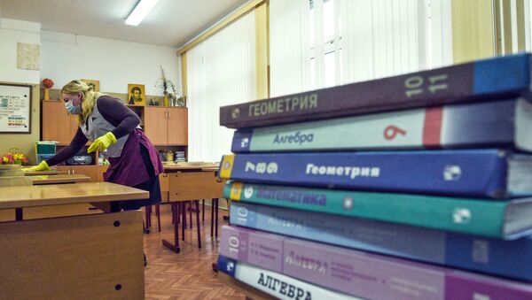 Сотрудница школы проводит санитарную обработку класса в одной из школ Москвы - 俄罗斯卫星通讯社