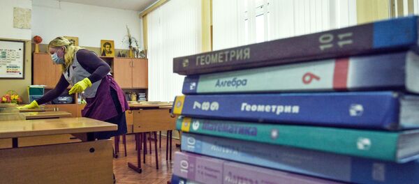 Сотрудница школы проводит санитарную обработку класса в одной из школ Москвы - 俄羅斯衛星通訊社