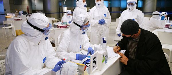 Медицинские работники проверяют состояние пассажиров в аэропорту Внуково - 俄羅斯衛星通訊社