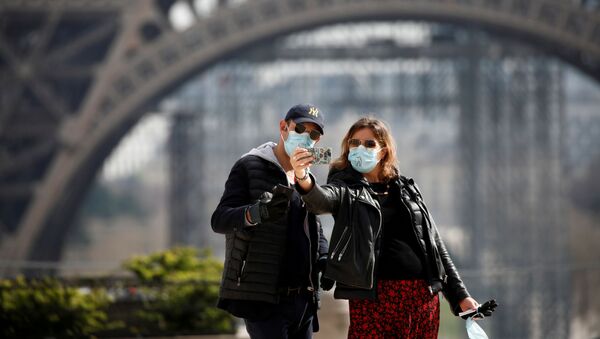 Люди фотографируются на фоне Эйфелевой башни во Франции во время коронавируса - 俄罗斯卫星通讯社