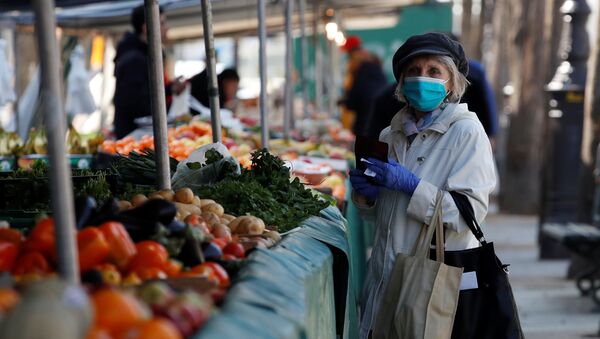 Женщина на продуктовом рынке в защитной маске в Париже - 俄羅斯衛星通訊社