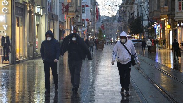 Прохожие в медицинских масках на одной из улиц в Стамбуле - 俄羅斯衛星通訊社