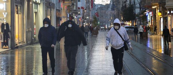 Прохожие в медицинских масках на одной из улиц в Стамбуле - 俄羅斯衛星通訊社