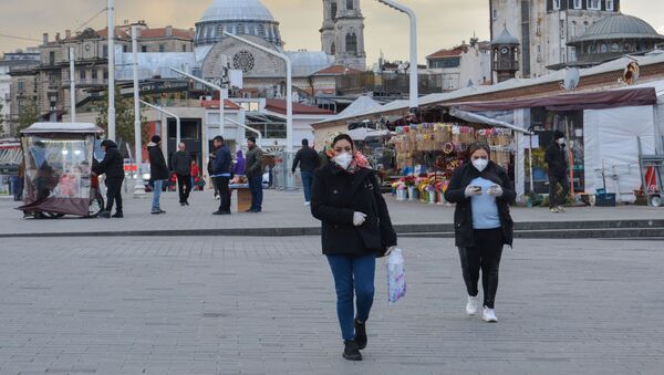 Прохожие в медицинских масках на одной из улиц в Стамбуле - 俄罗斯卫星通讯社