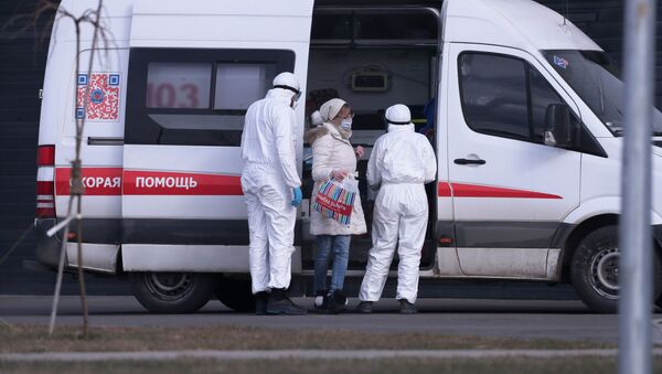Врачи скорой медицинской помощи доставили пациента с подозрением на коронавирус в больницу в Коммунарке - 俄罗斯卫星通讯社