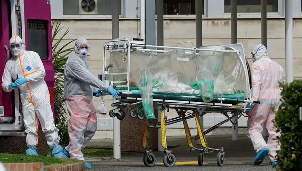 Медицинские работники несут пациента, доставленного в больницу Columbus Covid 2 в Риме - 俄罗斯卫星通讯社