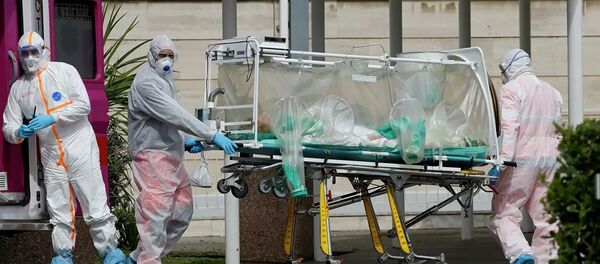 Медицинские работники несут пациента, доставленного в больницу Columbus Covid 2 в Риме - 俄罗斯卫星通讯社