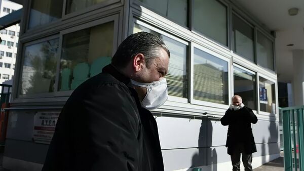 Люди с защитными масками возле больницы АНЕРА - 俄罗斯卫星通讯社