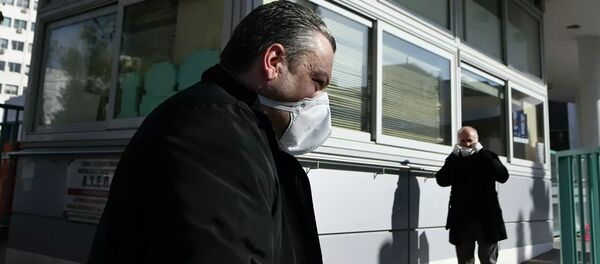 Люди с защитными масками возле больницы АНЕРА - 俄羅斯衛星通訊社