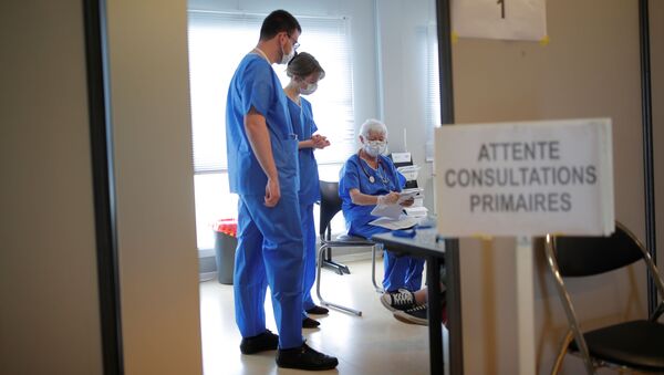 Медработники в больнице французского города Ванн, куда поступают заболевшие коронавирусом пациенты  - 俄羅斯衛星通訊社
