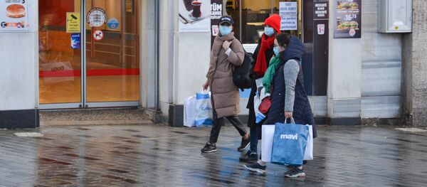 Прохожие в медицинских масках на одной из улиц в Стамбуле - 俄羅斯衛星通訊社