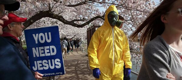 Молодой человек в костюме и противогазе в Вашингтоне - 俄罗斯卫星通讯社
