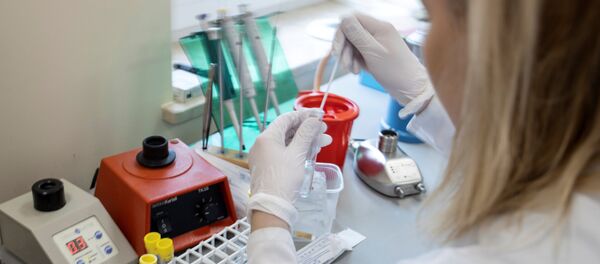 Медицинский работник во время проведения теста на коронавирус  в Познани, Польша - 俄羅斯衛星通訊社