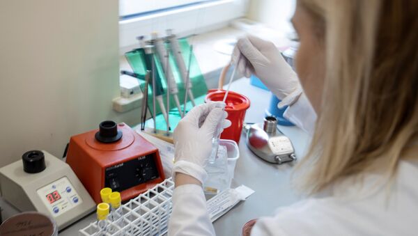 Медицинский работник во время проведения теста на коронавирус  в Познани, Польша - 俄罗斯卫星通讯社
