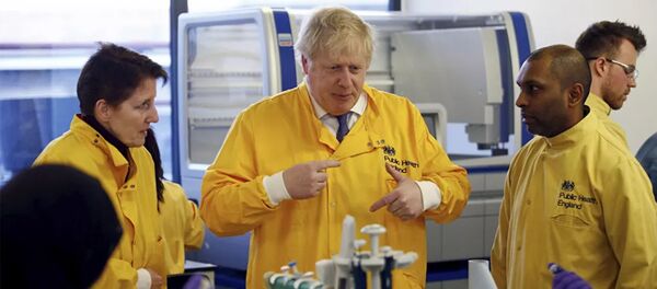 Борис Джонсон в защитном костюме - 俄罗斯卫星通讯社