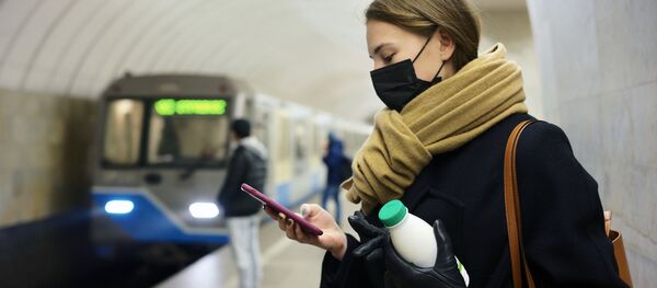 Женщина в защитной маске на одной из станций Московского метрополитена - 俄罗斯卫星通讯社